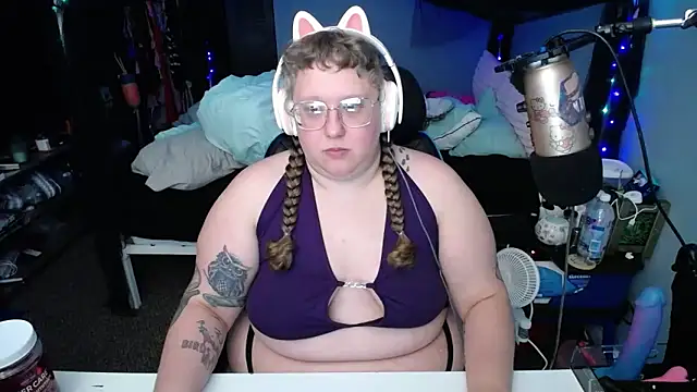 Snapshot of FatVeronica chatting on 02-12-25, 04:00 FatVeronica online show from 02-12-25, 04:00