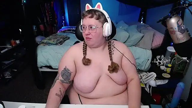 Snapshot of FatVeronica chatting on 02-20-25, 10:27 FatVeronica online show from 02-20-25, 10:27