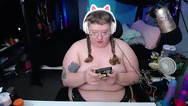 Snapshot of FatVeronica chatting on 02-28-25, 02:42 FatVeronica online show from 02-28-25, 02:42