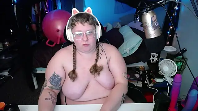 Snapshot of FatVeronica chatting on 03-23-25, 09:10 FatVeronica online show from 03-23-25, 09:10