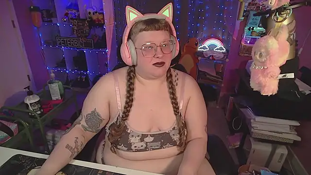 Snapshot of FatVeronica chatting on 03-18-26, 12:08 FatVeronica online show from 03-18-26, 12:08