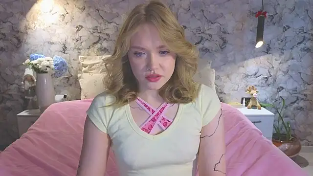 Snapshot of Aurora_Golden1 chatting on 05-13-26, 12:30 Aurora Golden1 online show from 05-13-26, 12:30