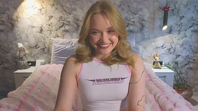 Snapshot of Aurora_Golden1 chatting on 05-28-26, 12:35 Aurora Golden1 online show from 05-28-26, 12:35