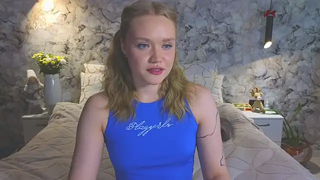 Snapshot of Aurora_Golden1 chatting on 06-15-26, 08:27 Aurora Golden1 online show from 06-15-26, 08:27