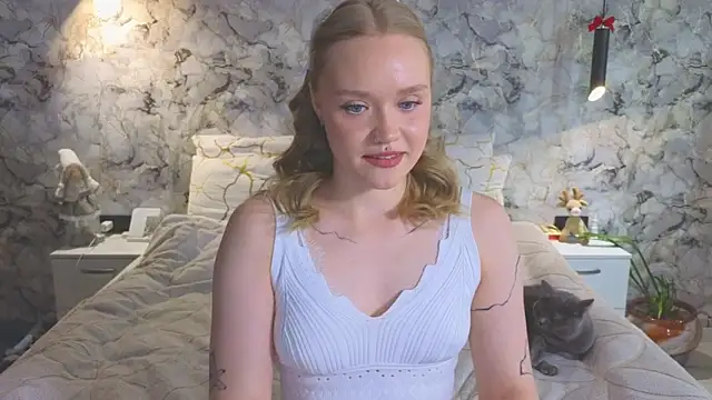 Snapshot of Aurora_Golden1 chatting on 06-22-26, 03:47 Aurora Golden1 online show from 06-22-26, 03:47