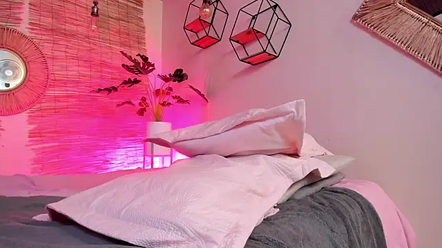 Snapshot of April_bowie chatting on 01-25-25, 06:35 April bowie online show from 01-25-25, 06:35