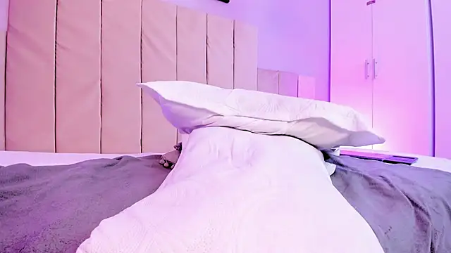 Snapshot of April_bowie chatting on 03-06-25, 03:24 April bowie online show from 03-06-25, 03:24