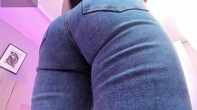 Snapshot of April_bowie chatting on 03-08-25, 11:48 April bowie online show from 03-08-25, 11:48