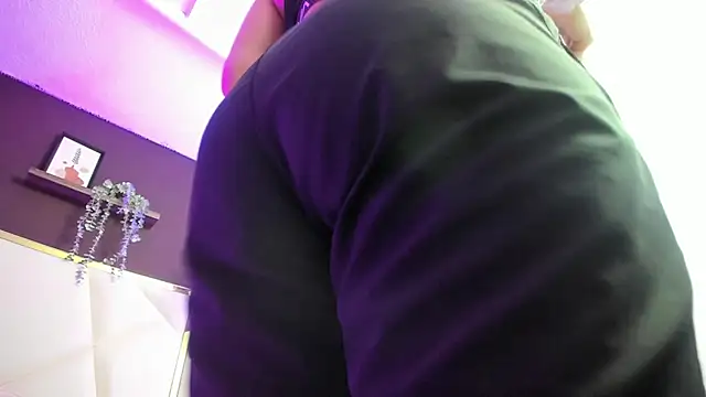 Snapshot of April_bowie chatting on 10-21-25, 11:00 April bowie online show from 10-21-25, 11:00