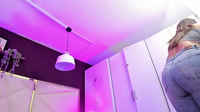 Snapshot of April_bowie chatting on 11-07-25, 11:21 April bowie online show from 11-07-25, 11:21