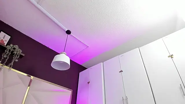 Snapshot of April_bowie chatting on 11-08-25, 11:21 April bowie online show from 11-08-25, 11:21