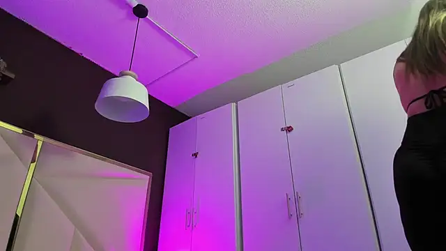 Snapshot of April_bowie chatting on 11-21-25, 11:31 April bowie online show from 11-21-25, 11:31