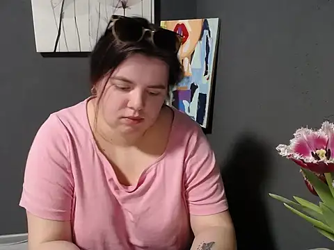 Snapshot of so_shy chatting on 03-10-25, 10:15 so shy online show from 03-10-25, 10:15