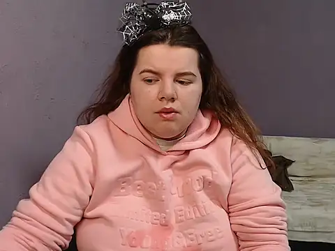 Snapshot of so_shy chatting on 10-22-25, 06:35 so shy online show from 10-22-25, 06:35