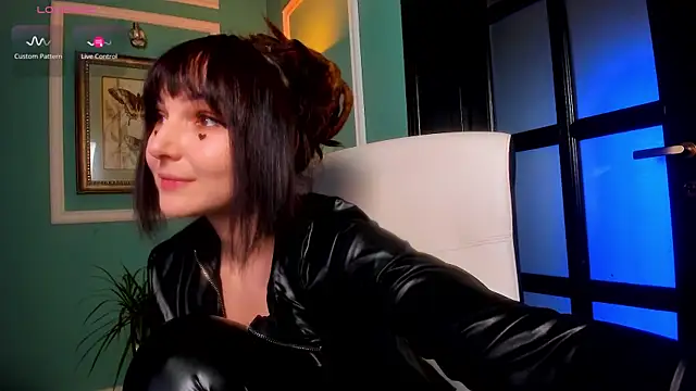 1Munique online show from 11-21-25, 01:43