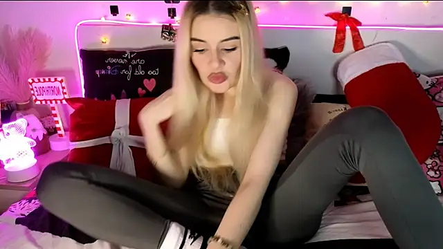 Snapshot of nicollewetpussy chatting on 12-18-25, 11:00 nicollewetpussy online show from 12-18-25, 11:00