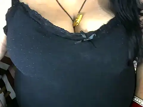 Snapshot of dramebaz_queen chatting on 11-19-25, 07:36 dramebaz queen online show from 11-19-25, 07:36