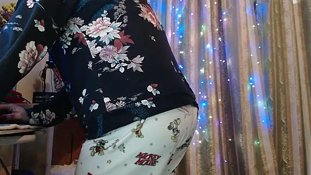 Snapshot of amorelara chatting on 01-13-26, 02:11 amorelara online show from 01-13-26, 02:11