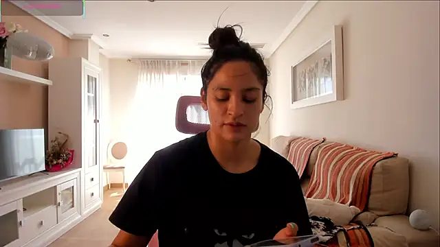 Snapshot of bella_apont chatting on 09-15-25, 12:38 bella apont online show from 09-15-25, 12:38