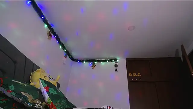 Snapshot of Yinn_Silver chatting on 12-18-24, 10:19 Yinn Silver online show from 12-18-24, 10:19