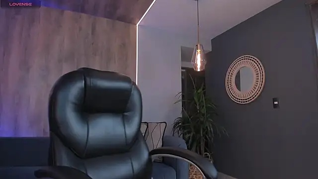 Snapshot of RoxanneHill_ chatting on 05-03-26, 12:00 RoxanneHill online show from 05-03-26, 12:00