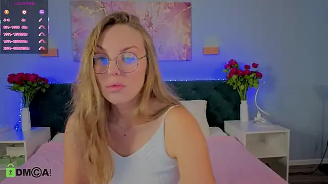 Snapshot of Kelly_Hardy chatting on 09-11-25, 12:44 Kelly Hardy online show from 09-11-25, 12:44