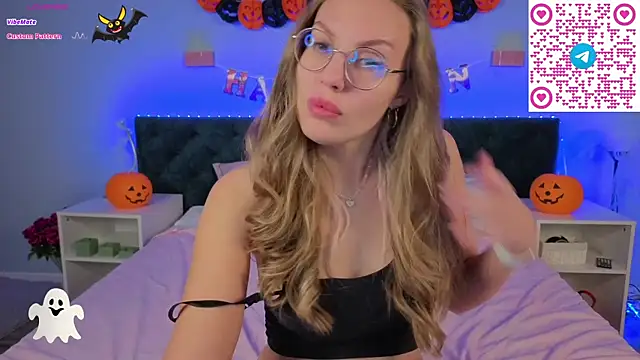 Snapshot of Kelly_Hardy chatting on 10-31-25, 01:17 Kelly Hardy online show from 10-31-25, 01:17