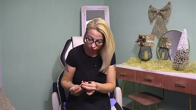 CelineConner online show from 12-17-24, 05:07