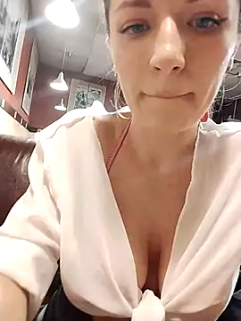 Snapshot of Brilliant-Queen1 chatting on 10-23-25, 09:52 Brilliant-Queen1 online show from 10-23-25, 09:52