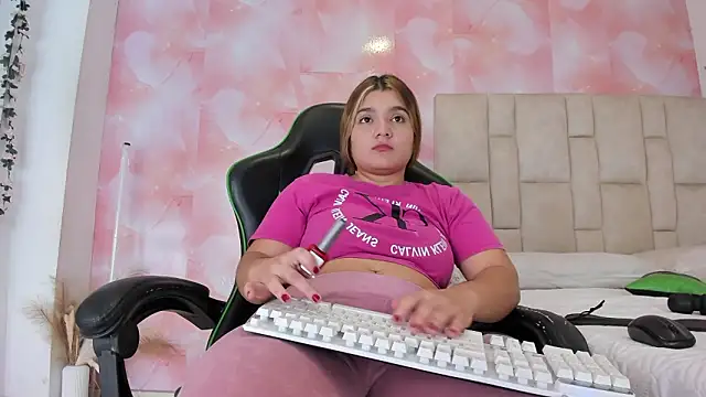 Snapshot of emily_lean_ chatting on 02-06-26, 12:59 emily lean online show from 02-06-26, 12:59