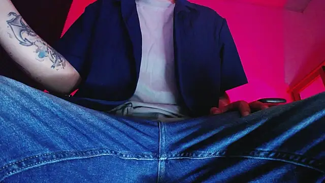 Snapshot of zacwatson_ chatting on 01-17-26, 02:05 zacwatson online show from 01-17-26, 02:05