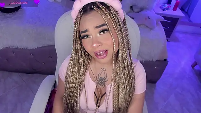 Snapshot of conny__curly chatting on 03-18-25, 01:20 conny curly online show from 03-18-25, 01:20