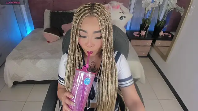 Snapshot of conny__curly chatting on 10-30-25, 02:18 conny curly online show from 10-30-25, 02:18