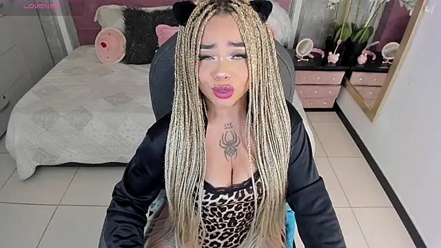 Snapshot of conny__curly chatting on 11-18-25, 03:05 conny curly online show from 11-18-25, 03:05