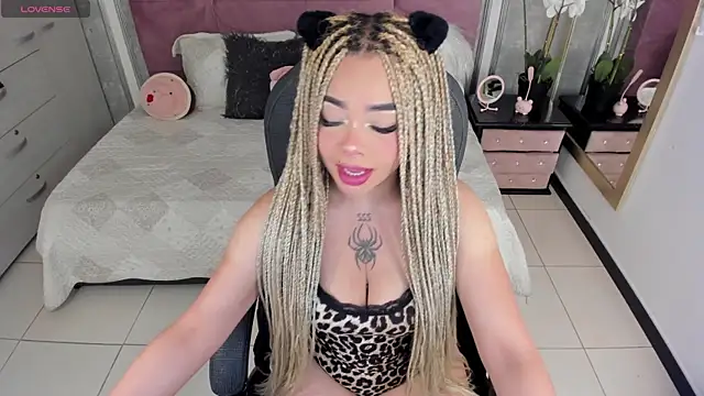 Snapshot of conny__curly chatting on 11-23-25, 01:00 conny curly online show from 11-23-25, 01:00