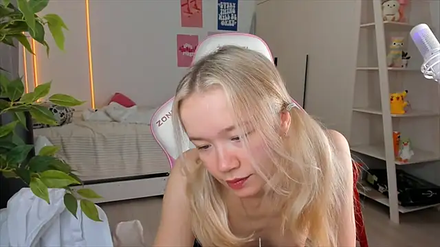 Snapshot of Lily_Young chatting on 12-17-25, 06:19 Lily Young online show from 12-17-25, 06:19