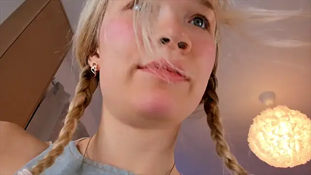 Snapshot of Lily_Young chatting on 12-19-25, 04:08 Lily Young online show from 12-19-25, 04:08