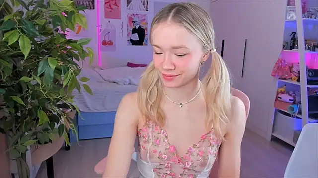 Snapshot of Lily_Young chatting on 02-06-26, 05:12 Lily Young online show from 02-06-26, 05:12