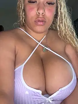 Snapshot of lovelymyah chatting on 03-21-25, 12:18 lovelymyah online show from 03-21-25, 12:18