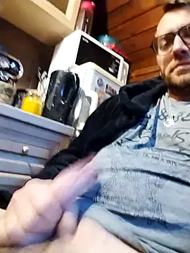 Snapshot of tomee83 chatting on 11-20-25, 06:02 tomee83 online show from 11-20-25, 06:02