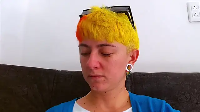 Snapshot of tomboyblue chatting on 12-20-25, 04:03 tomboyblue online show from 12-20-25, 04:03