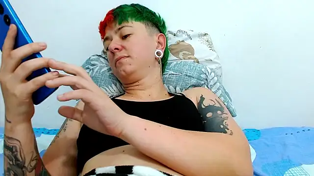 Snapshot of tomboyblue chatting on 01-11-26, 12:43 tomboyblue online show from 01-11-26, 12:43