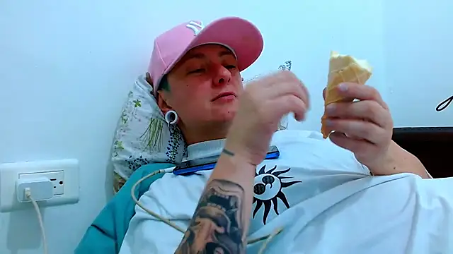 Snapshot of tomboyblue chatting on 02-04-26, 09:09 tomboyblue online show from 02-04-26, 09:09