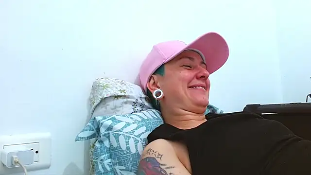 Snapshot of tomboyblue chatting on 02-06-26, 06:11 tomboyblue online show from 02-06-26, 06:11