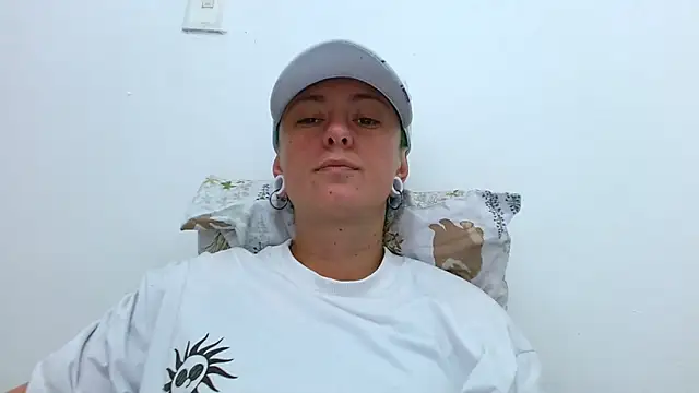 Snapshot of tomboyblue chatting on 02-10-26, 05:28 tomboyblue online show from 02-10-26, 05:28