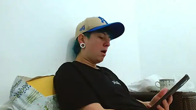 Snapshot of tomboyblue chatting on 02-25-26, 04:05 tomboyblue online show from 02-25-26, 04:05