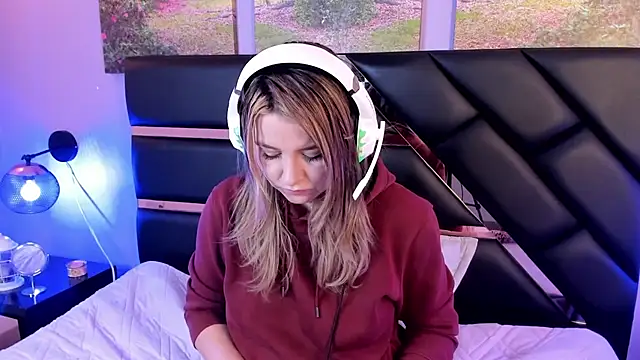 Snapshot of Annie_mone chatting on 12-10-24, 09:00 Annie mone online show from 12-10-24, 09:00