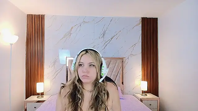 Snapshot of Annie_mone chatting on 01-08-26, 10:23 Annie mone online show from 01-08-26, 10:23