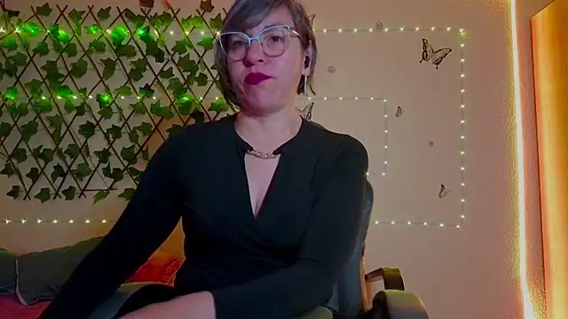 Lady breaks hearts online show from 10-31-25, 10:05