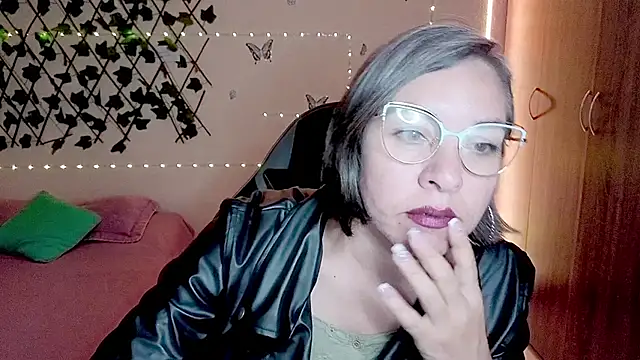 Lady breaks hearts online show from 11-27-25, 08:44